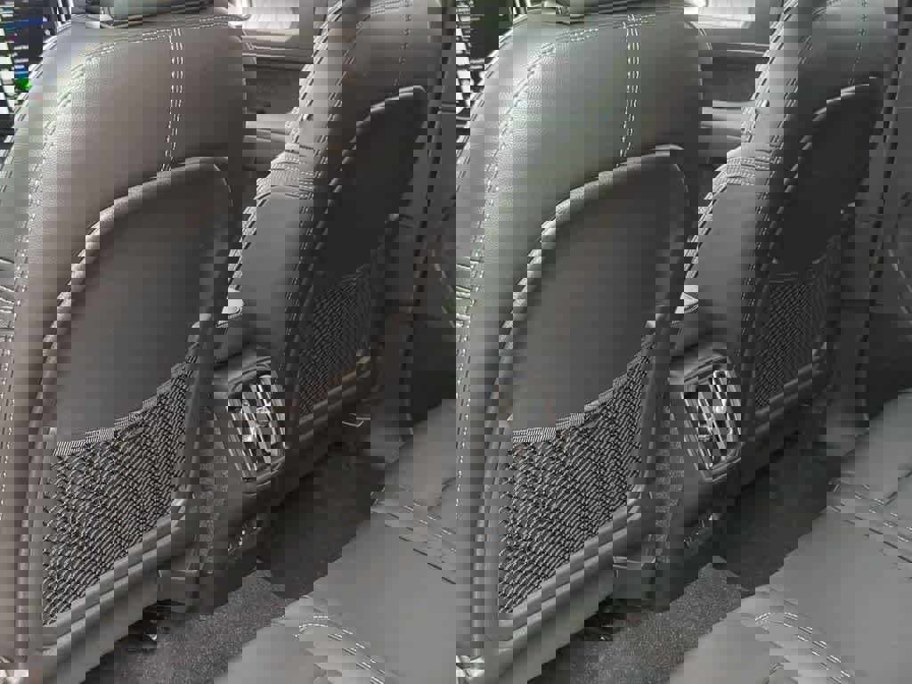 Used 2023 Volvo XC40 B5 Plus w/ Driver Assist Package image 17