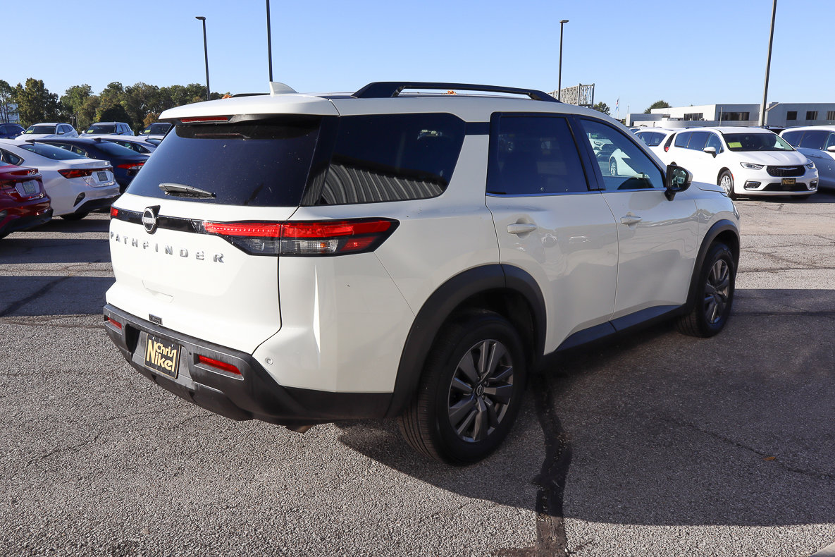 Used 2025 Nissan Pathfinder SV image 4