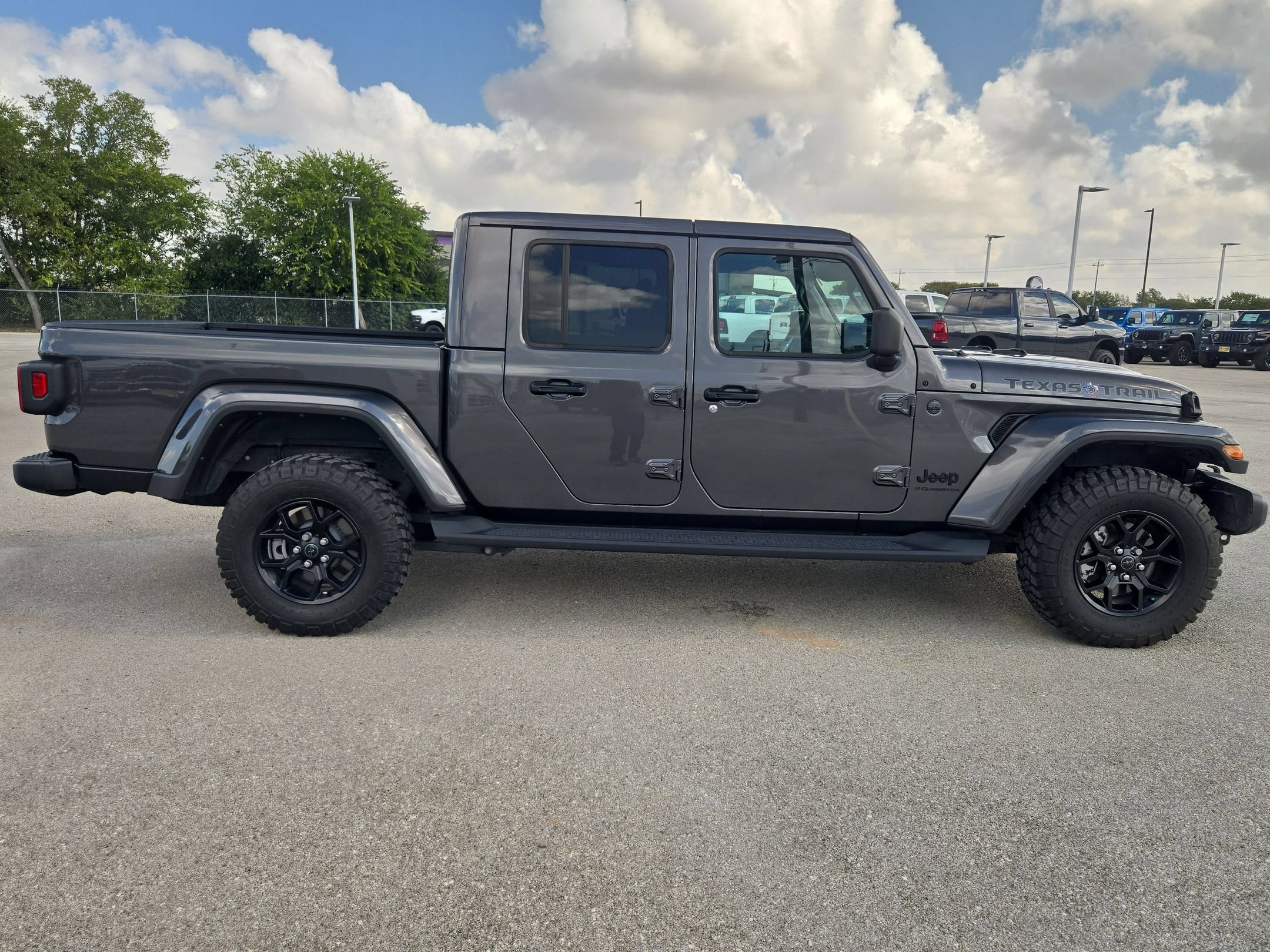 Used 2025 Jeep Gladiator Sport AWD/4WD image 2
