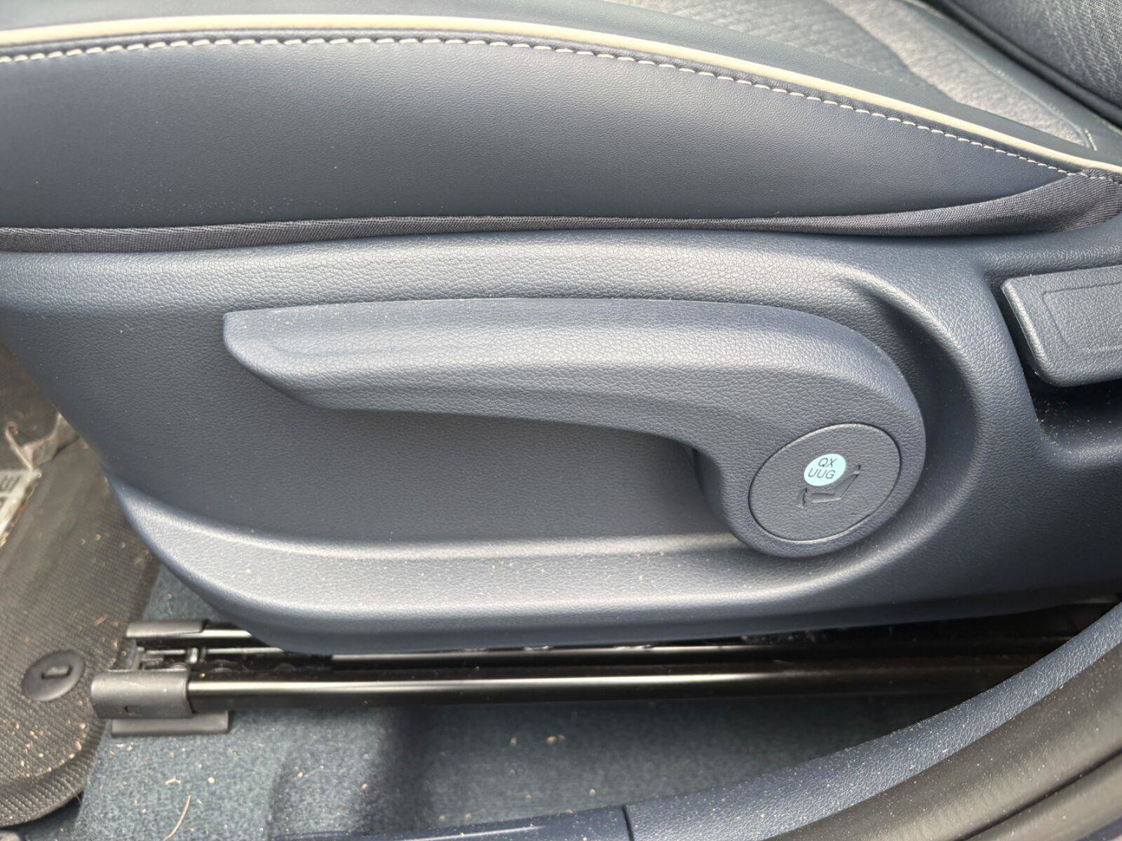 Used 2025 Hyundai Venue Limited FWD image 24
