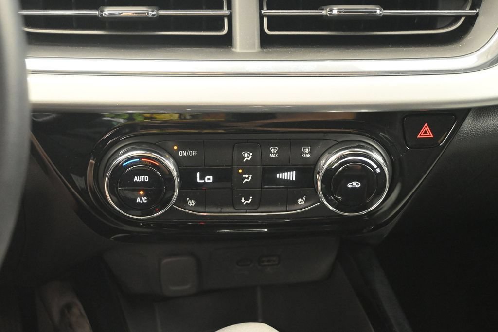 Used 2025 Chevrolet Trax LT w/ LT Convenience Package FWD image 16