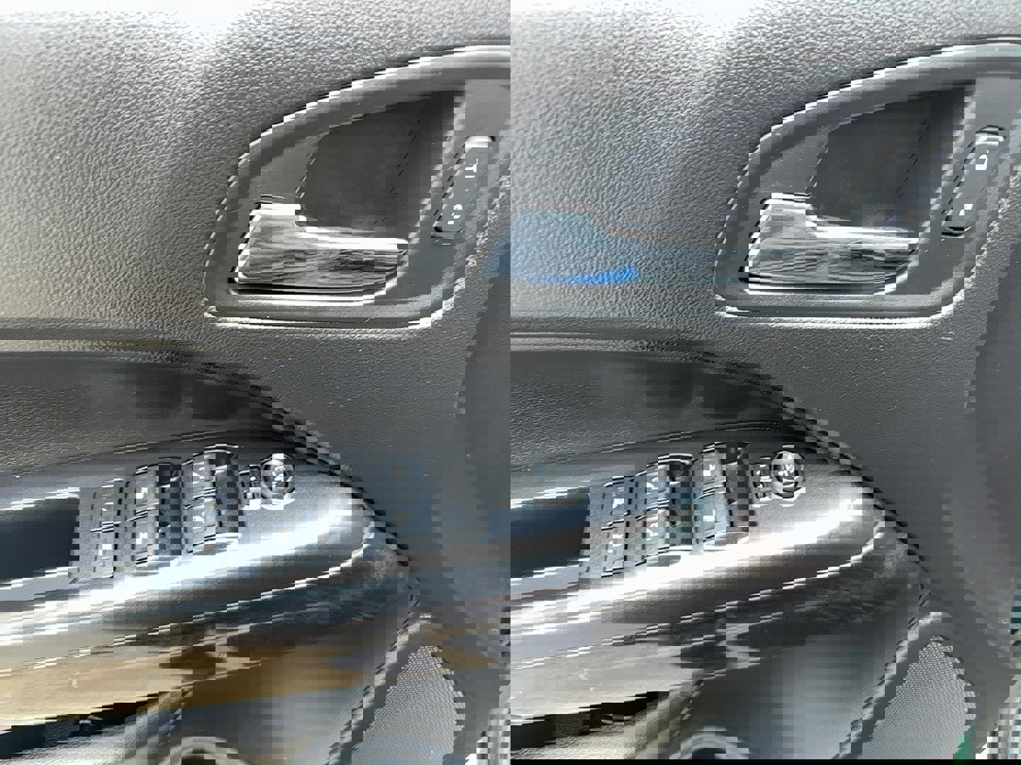 Used 2015 GMC Canyon SLE image 12