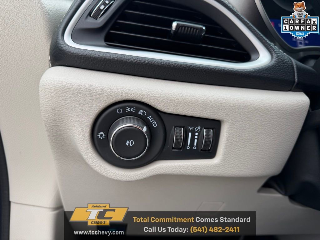 Used 2024 Chrysler Pacifica Select image 17