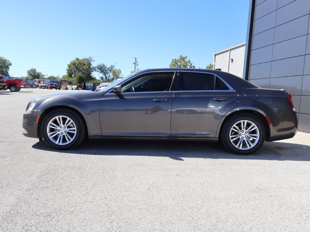 Used 2019 Chrysler 300 Touring w/ Driver Convenience Group RWD image 2
