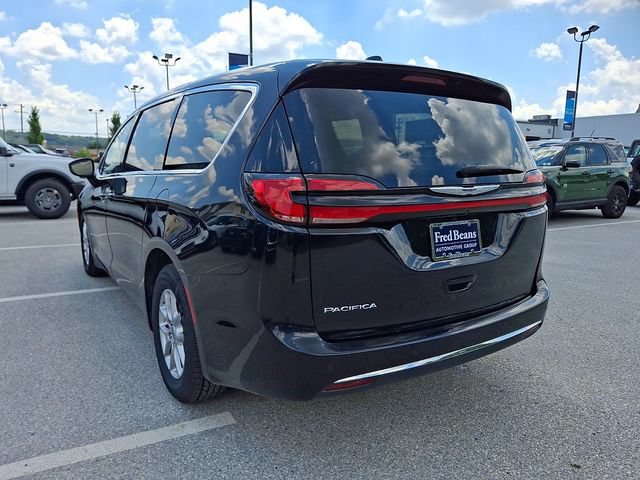 Used 2024 Chrysler Pacifica Touring-L FWD image 10