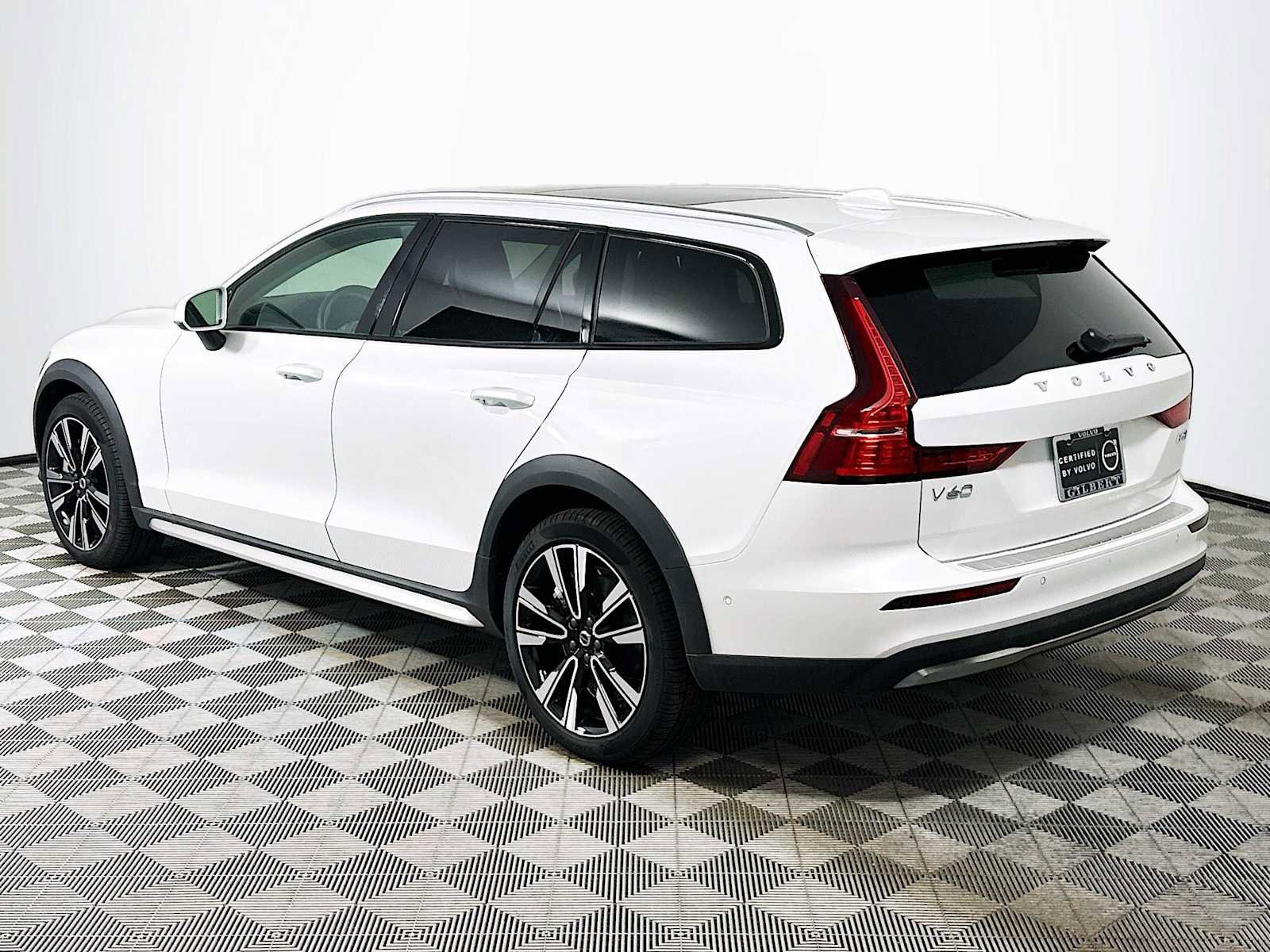 Used 2025 Volvo V60 B5 Cross Country Ultra w/ Climate Package image 5