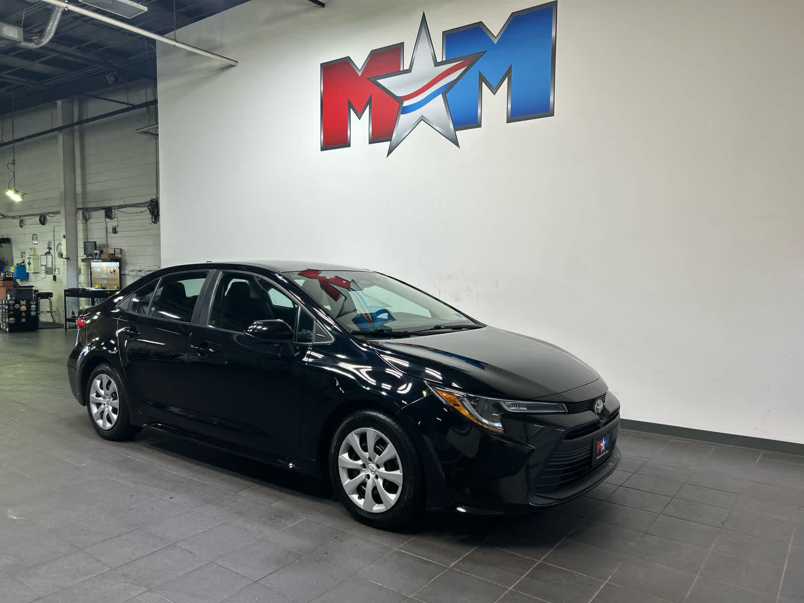 Used 2023 Toyota Corolla LE FWD image 2