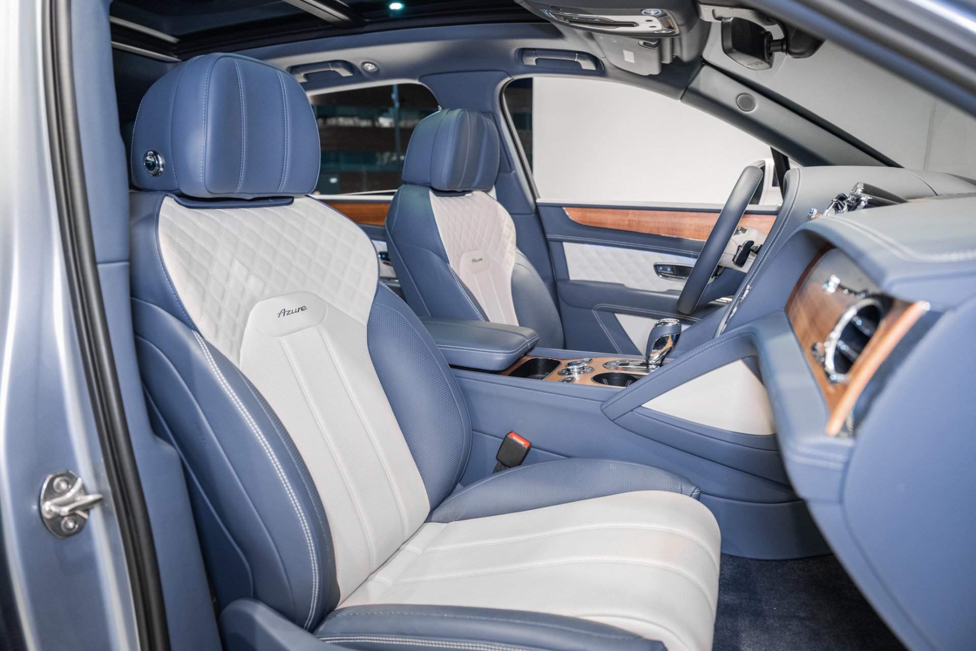 Used 2023 Bentley Bentayga image 27