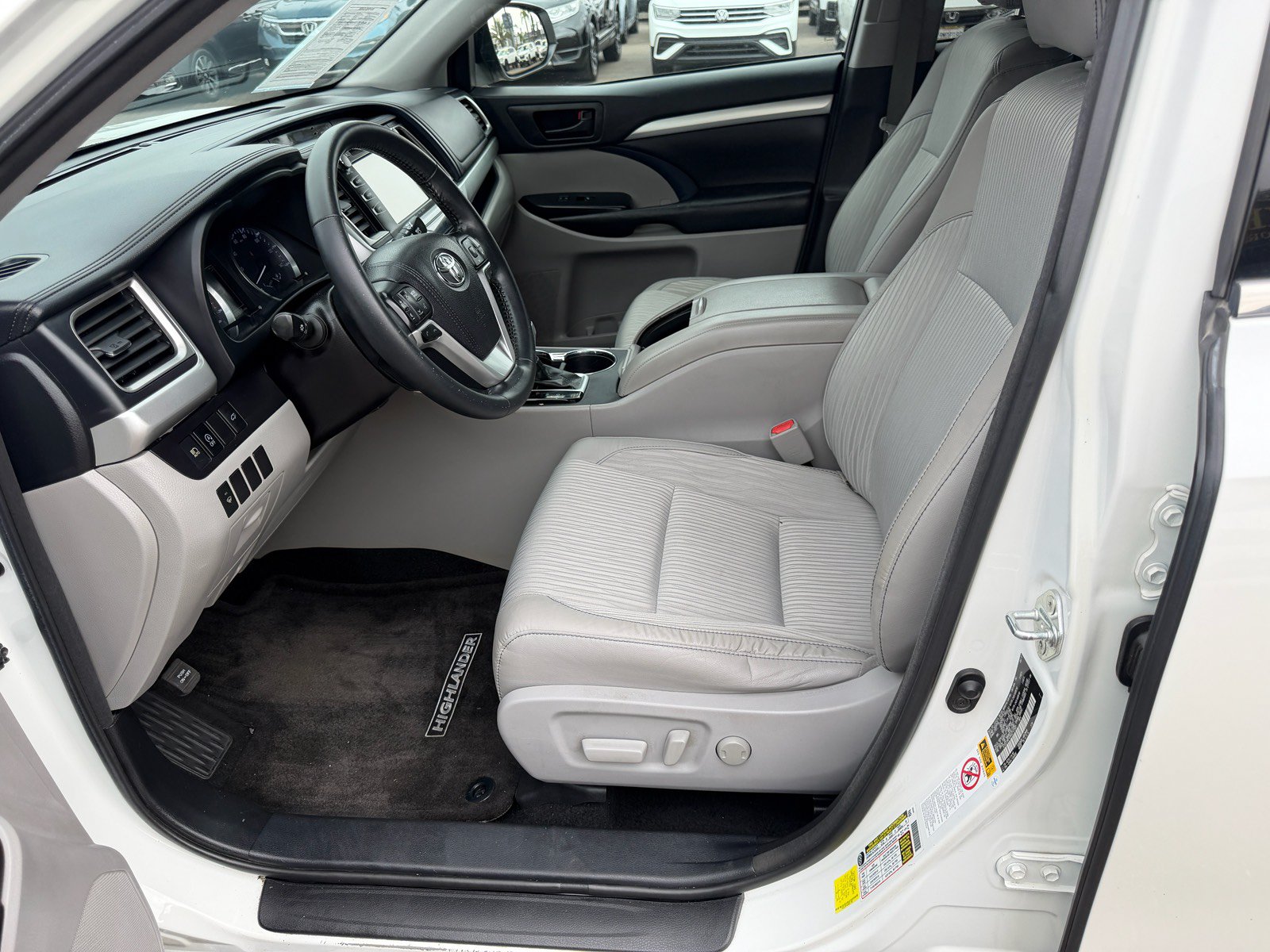 Used 2017 Toyota Highlander Plus w/ Carpet Mat Package FWD image 21