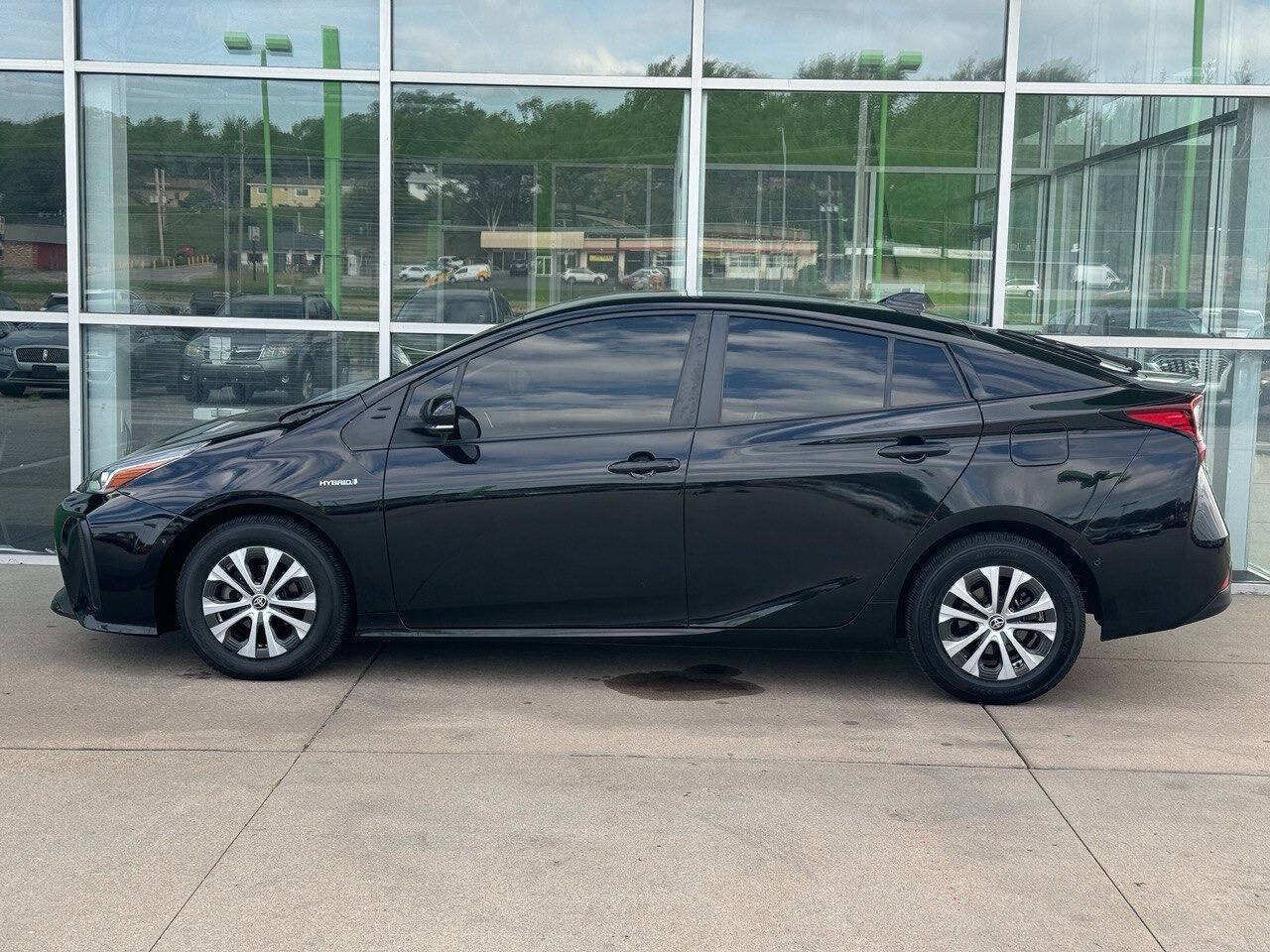 Used 2022 Toyota Prius LE AWD/4WD image 9