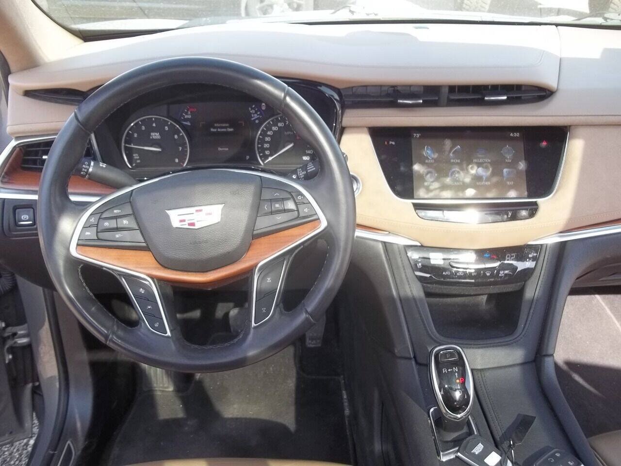 Used 2017 Cadillac XT5 Platinum AWD/4WD image 14