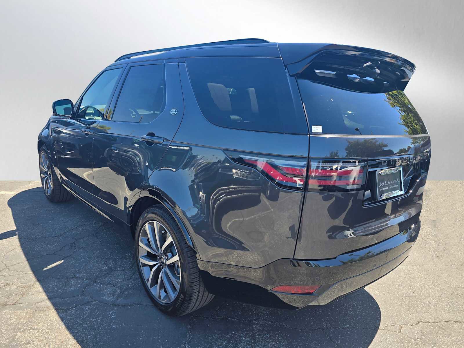 New 2025 Land Rover Discovery Dynamic SE image 3