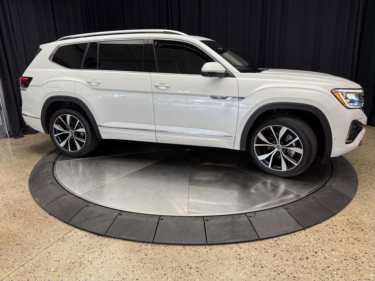 Used 2024 Volkswagen Atlas SEL Premium R-Line image 7