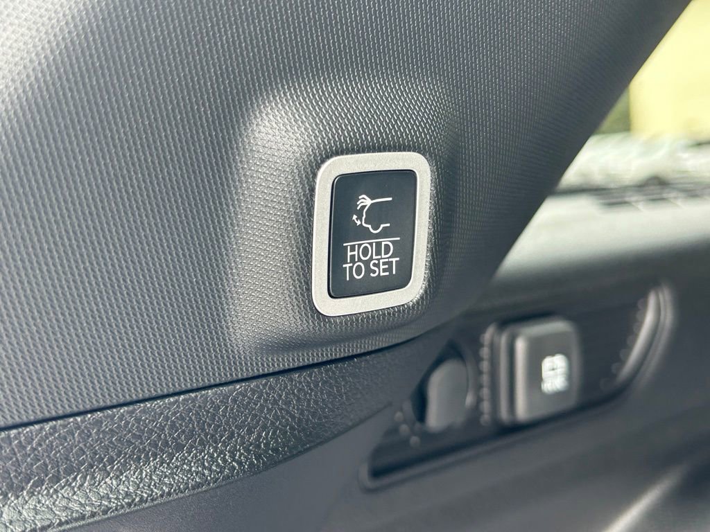 Used 2025 Jeep Grand Cherokee Limited w/ Black Appearance Package RWD image 27