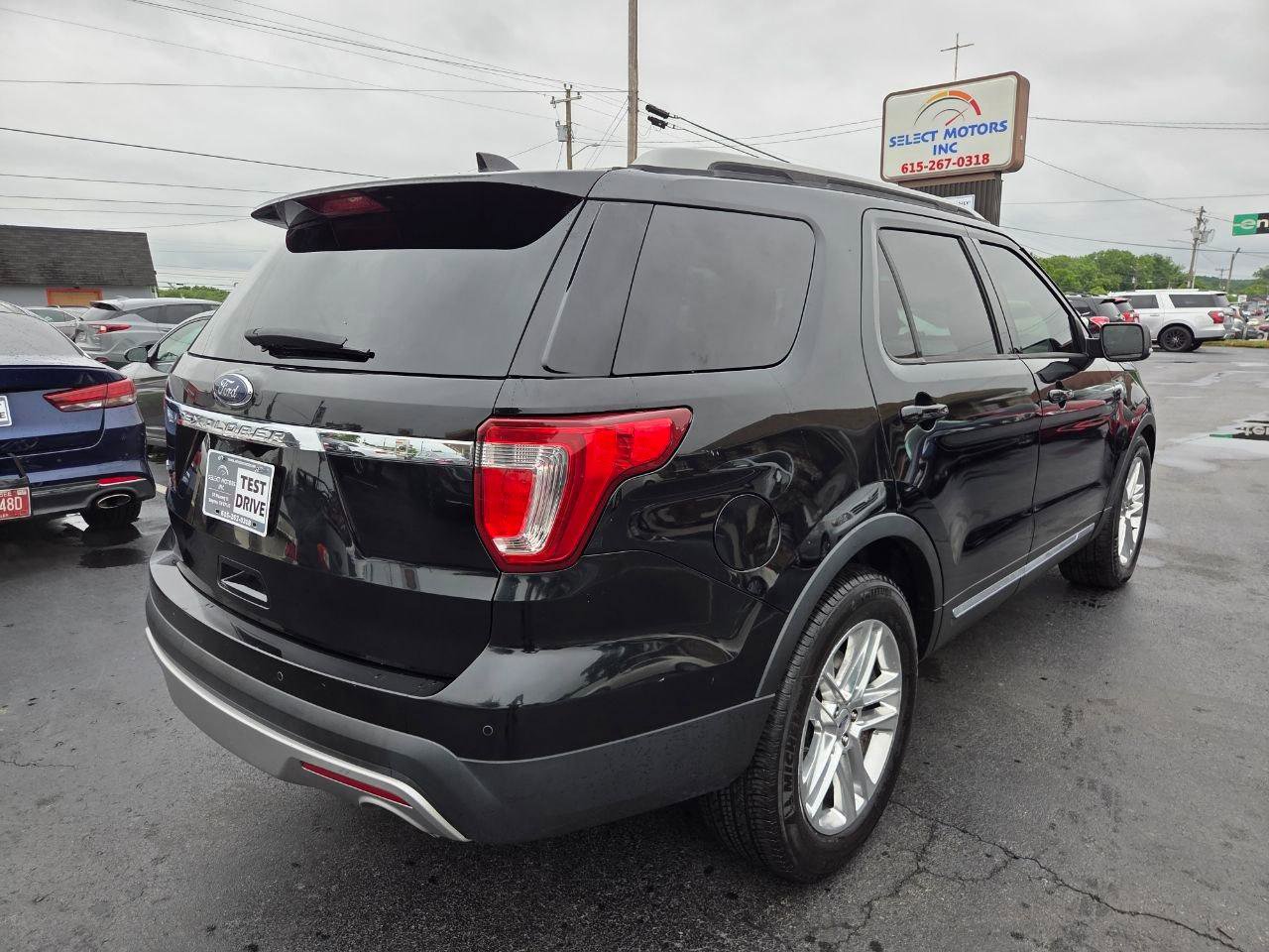 Used 2017 Ford Explorer XLT w/ Equipment Group 202A FWD image 5