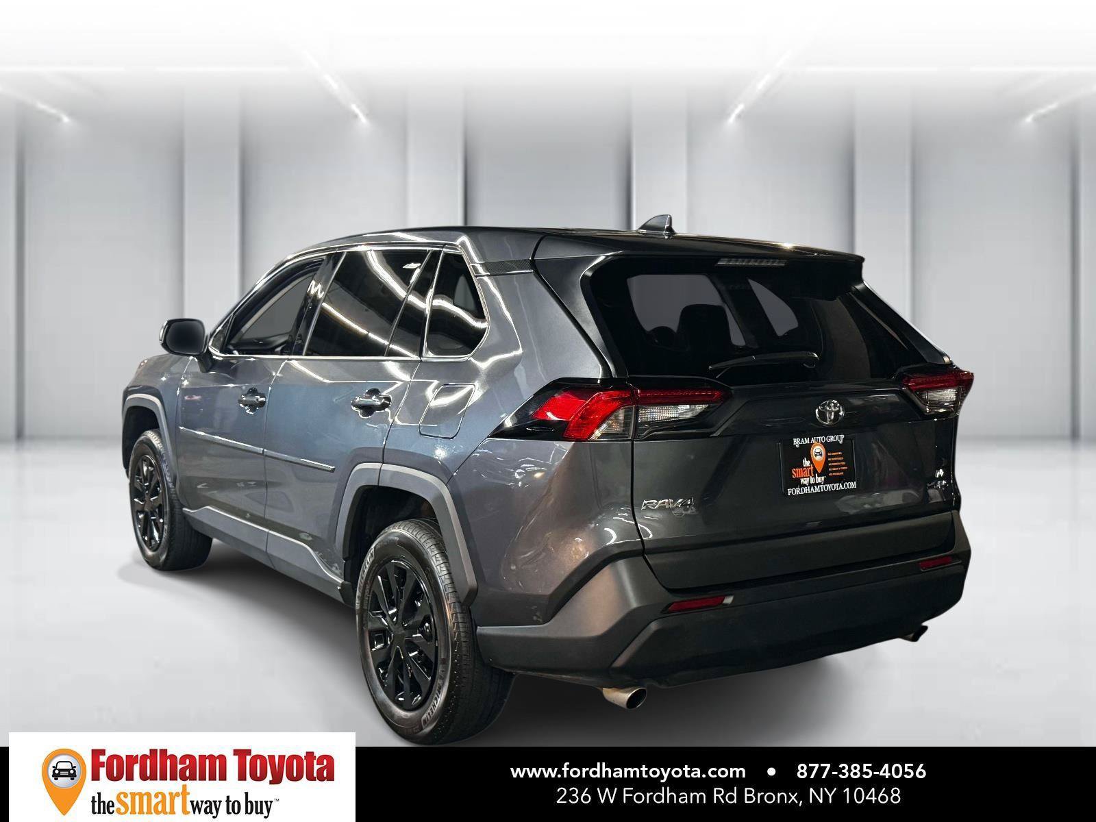 Used 2022 Toyota RAV4 LE AWD/4WD image 5