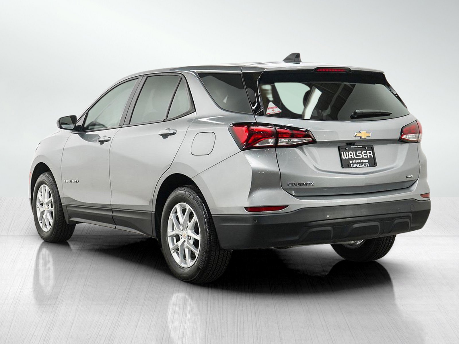 Used 2024 Chevrolet Equinox LS w/ LS Convenience Package AWD/4WD image 3