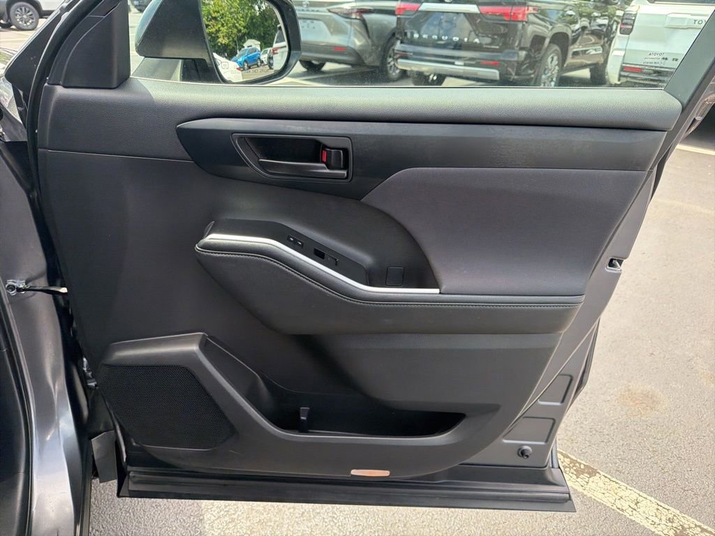 Certified 2024 Toyota Highlander LE AWD/4WD image 9