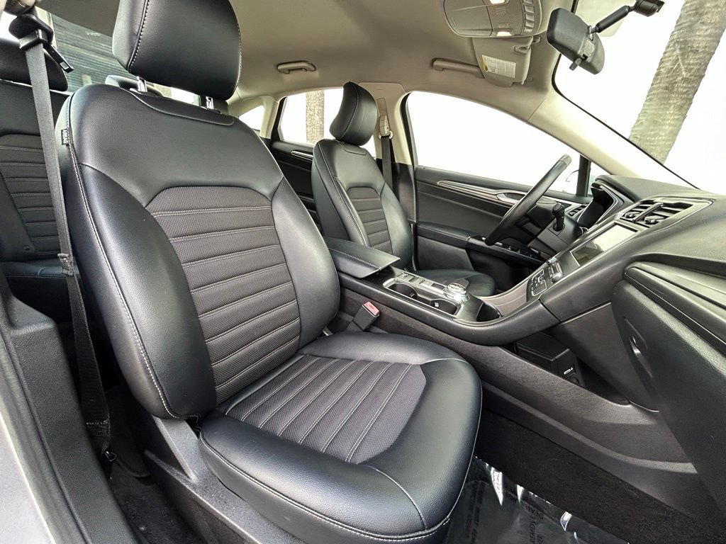 Used 2017 Ford Fusion SE w/ Equipment Group 201A FWD image 27