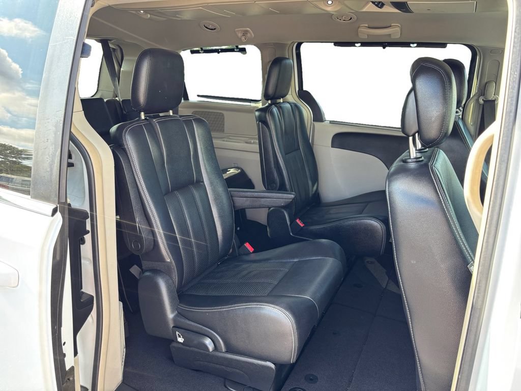Used 2014 Chrysler Town & Country Touring-L FWD image 23