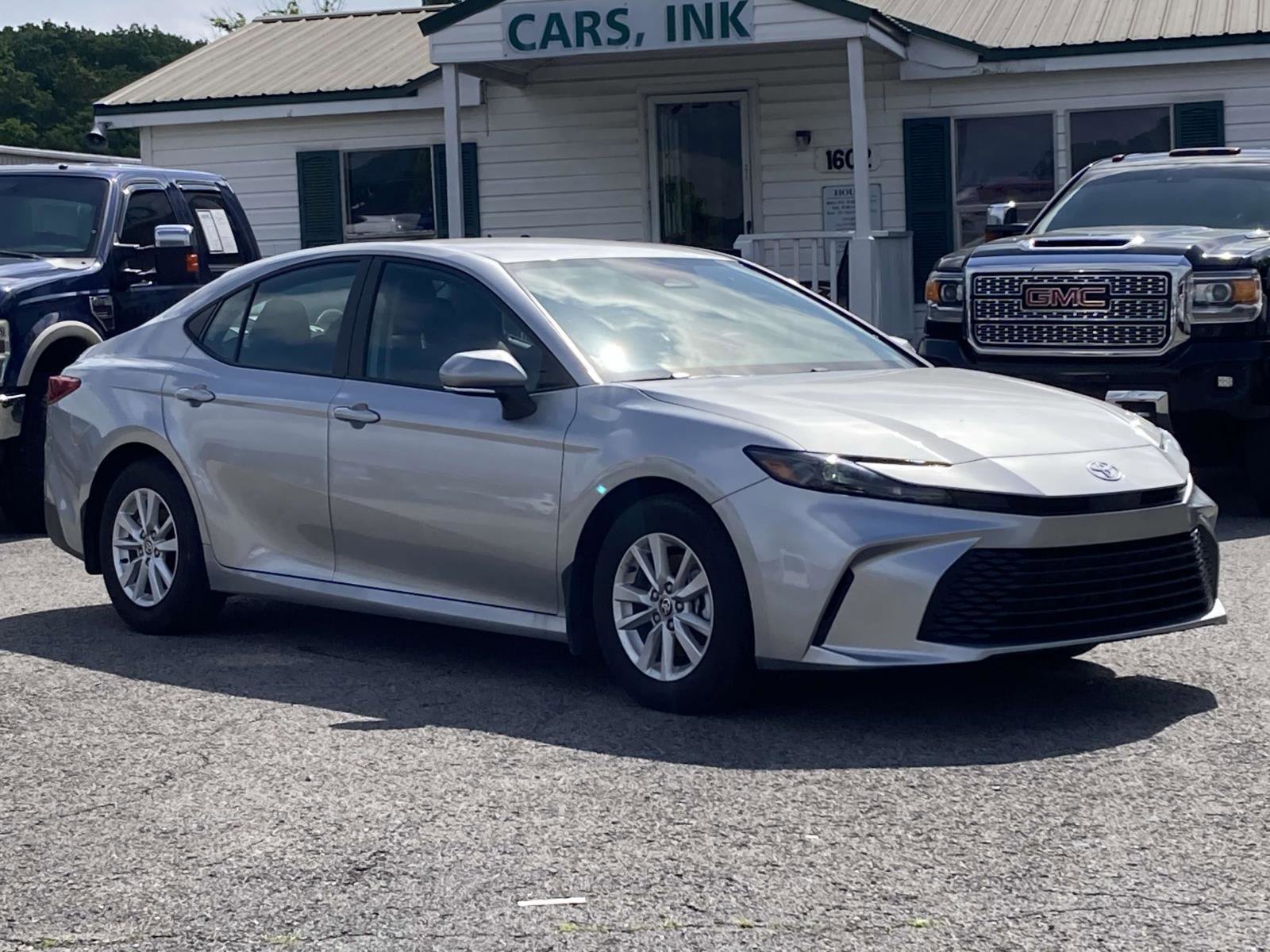Used 2025 Toyota Camry LE image 1