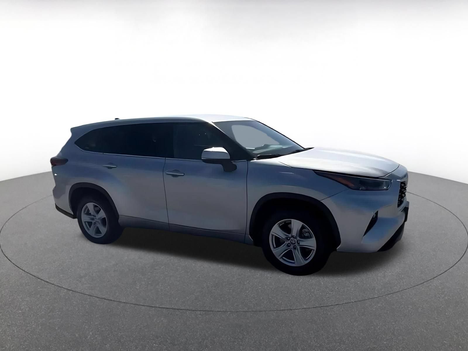 Used 2025 Toyota Highlander LE FWD video 2