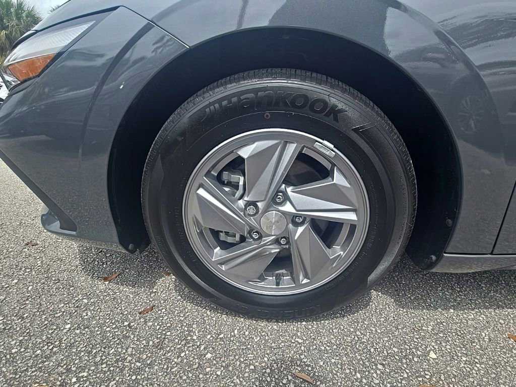 Used 2024 Hyundai Elantra SE image 9