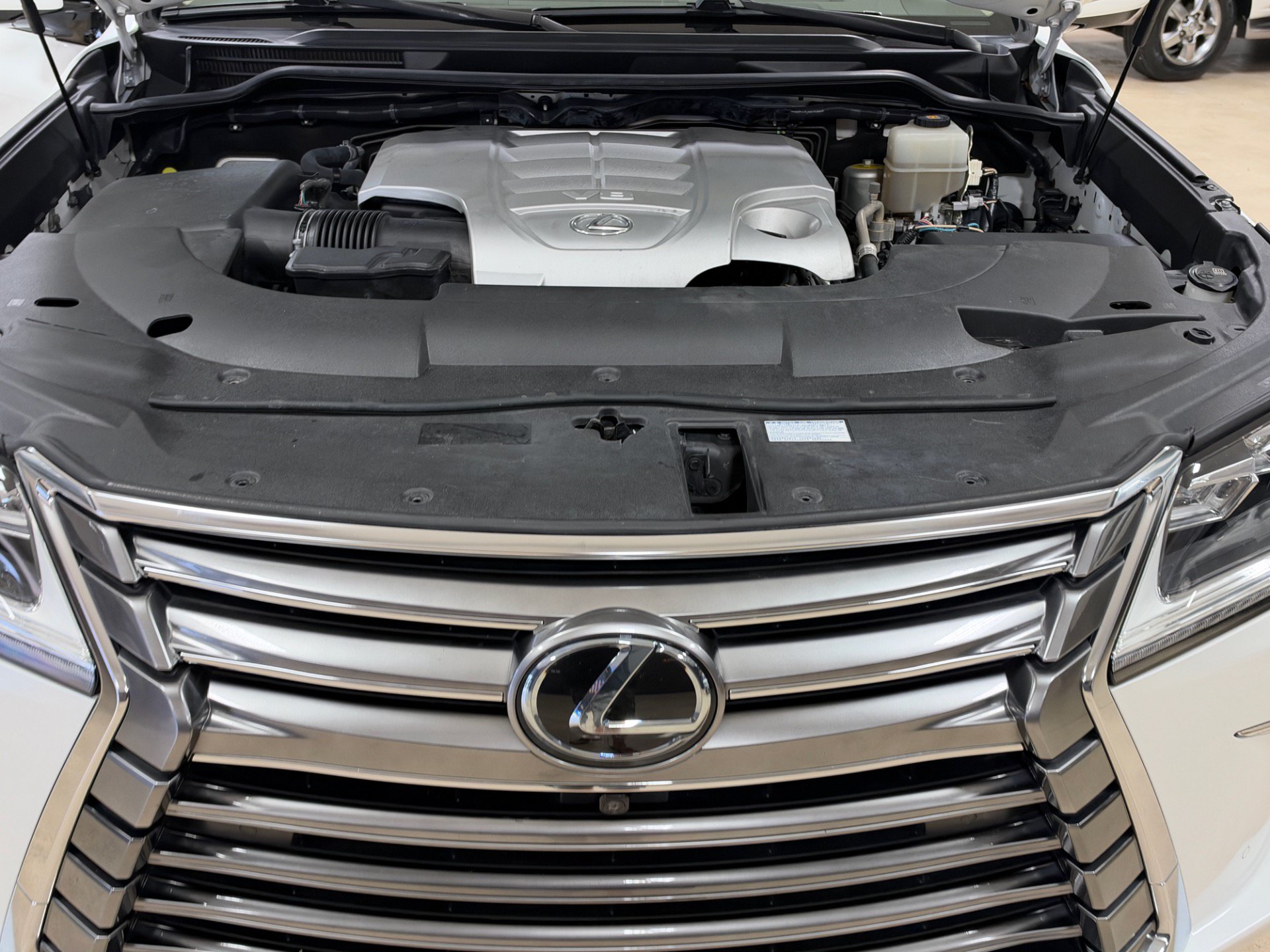 Used 2018 Lexus LX 570 4WD w/ Luxury Package image 34