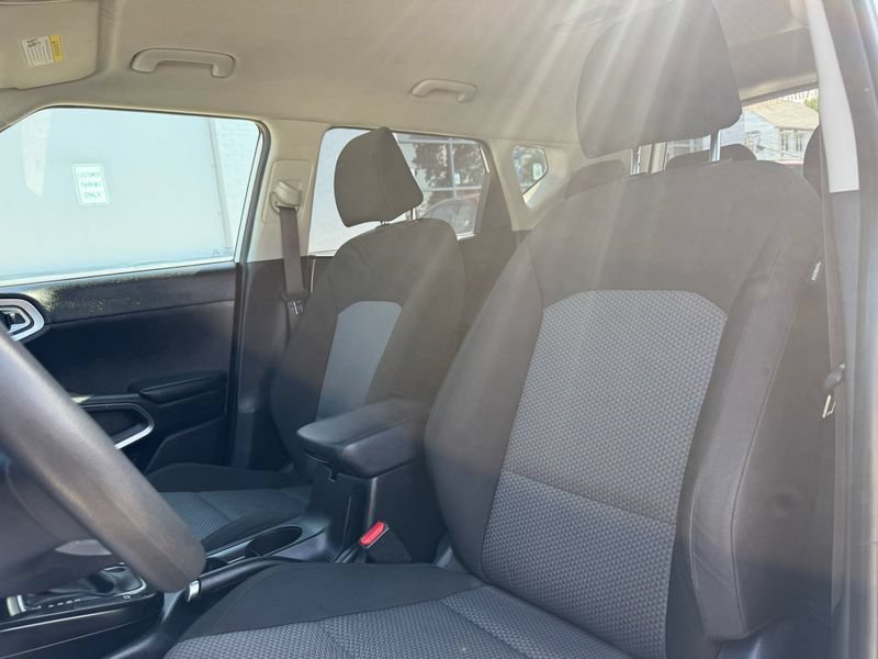 Used 2023 Kia Soul LX w/ LX Technology Package FWD image 17