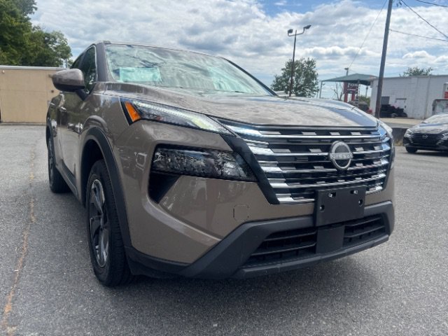Used 2025 Nissan Rogue SV AWD/4WD image 3