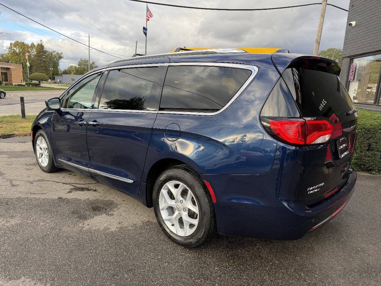 Used 2017 Chrysler Pacifica Touring-L Plus w/ Tire & Wheel Group FWD image 7