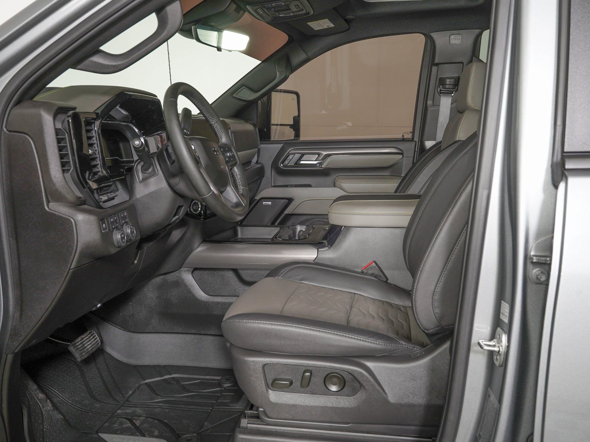 Used 2025 Chevrolet Silverado 2500 ZR2 w/ Technology Package image 14