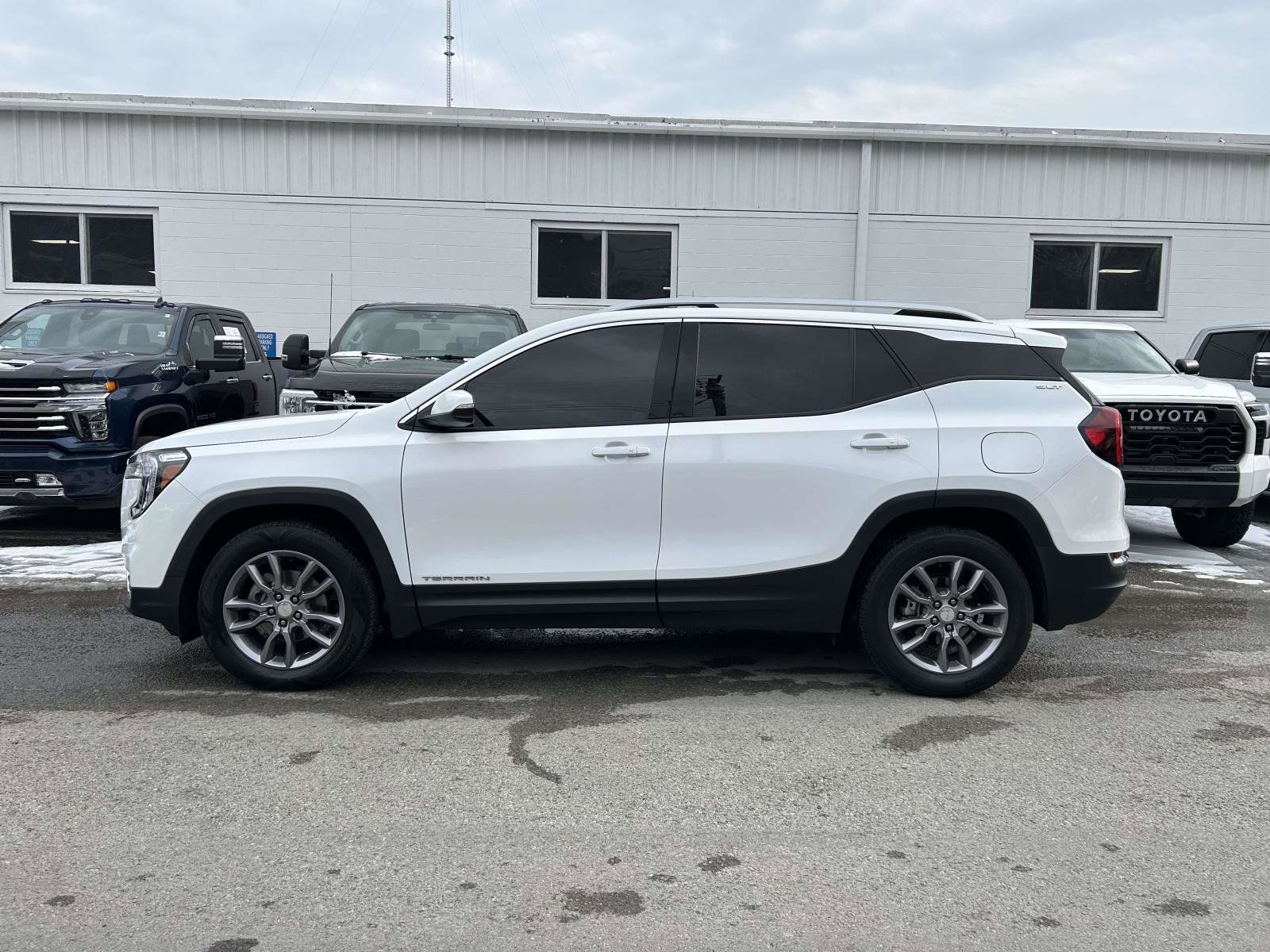 Used 2023 GMC Terrain SLT image 6