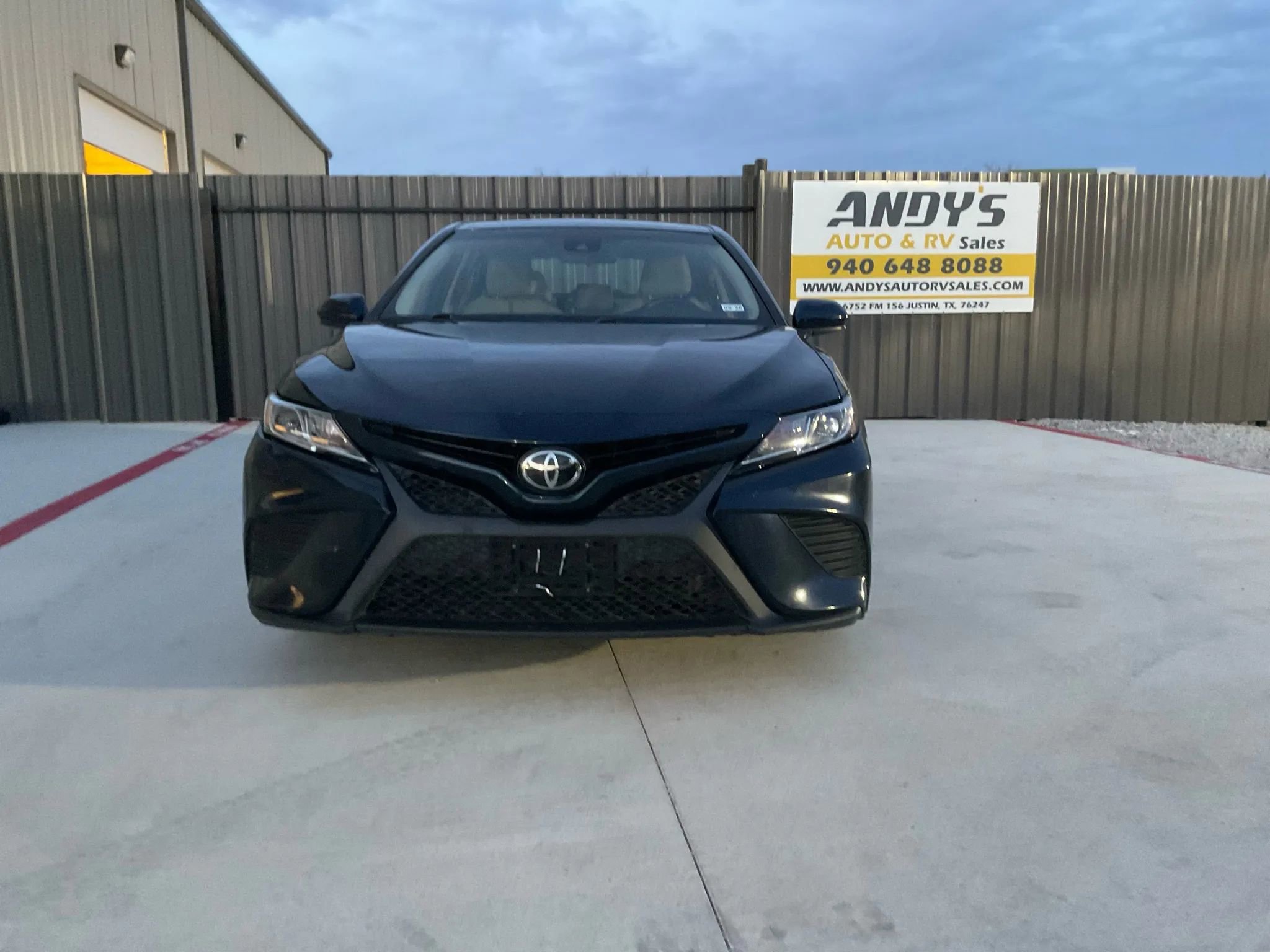 Used 2019 Toyota Camry SE image 3
