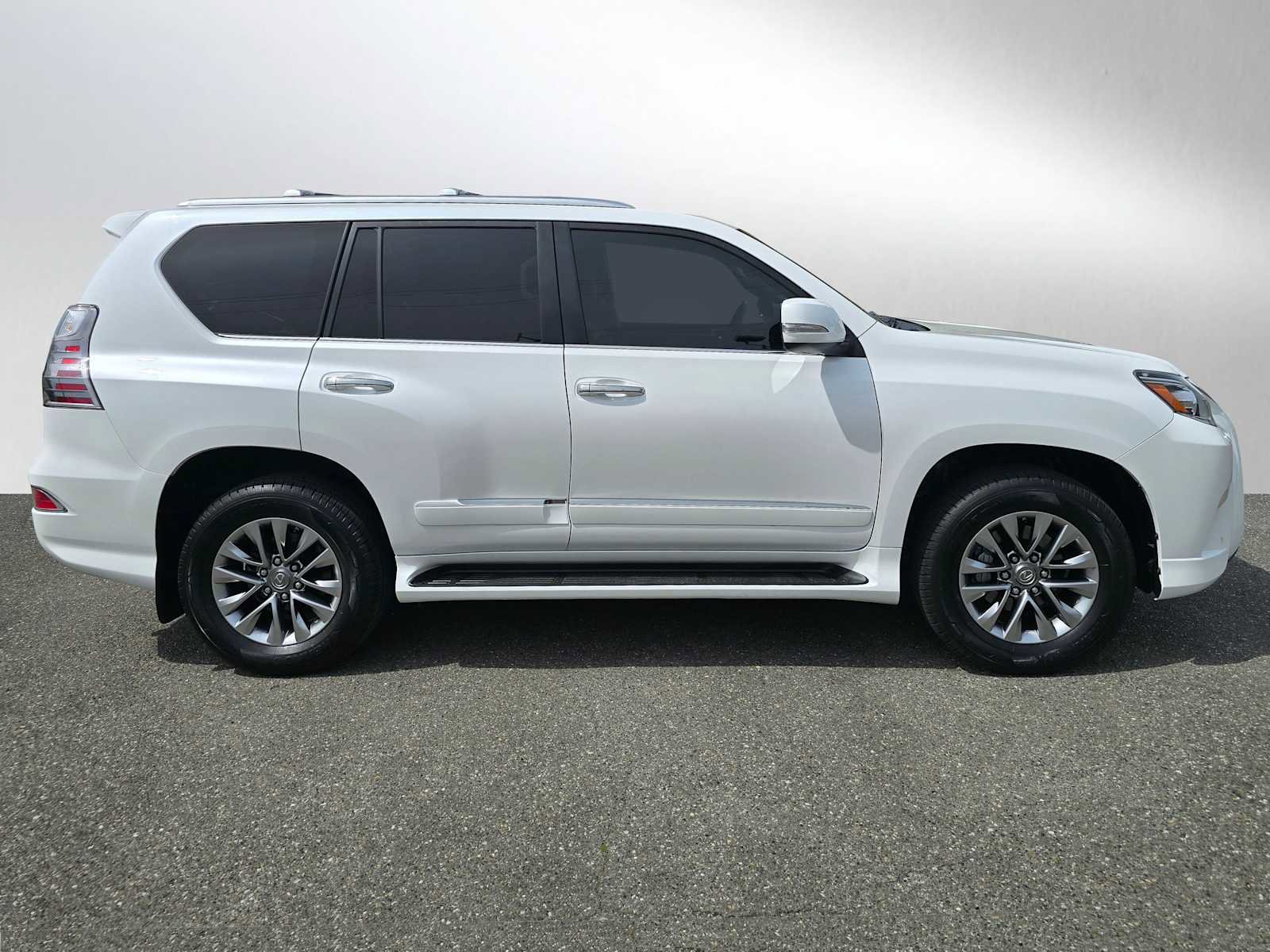 Used 2015 Lexus GX 460 w/ Premium Package AWD/4WD image 2