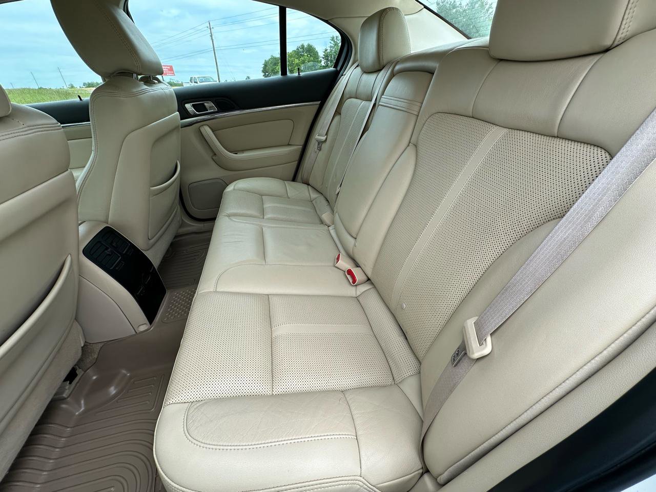 Used 2010 Lincoln MKS FWD image 39