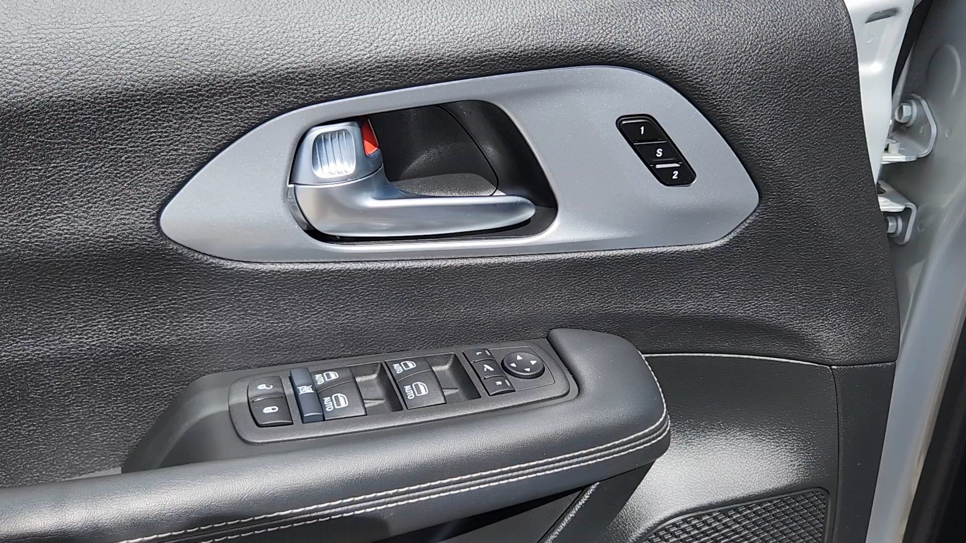 Used 2026 Chrysler Pacifica Limited FWD image 7
