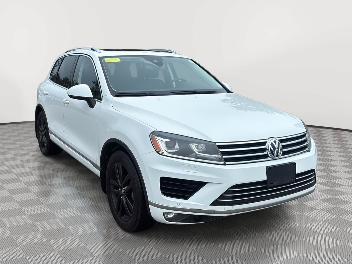 Used 2016 Volkswagen Touareg VR6 AWD/4WD image 3