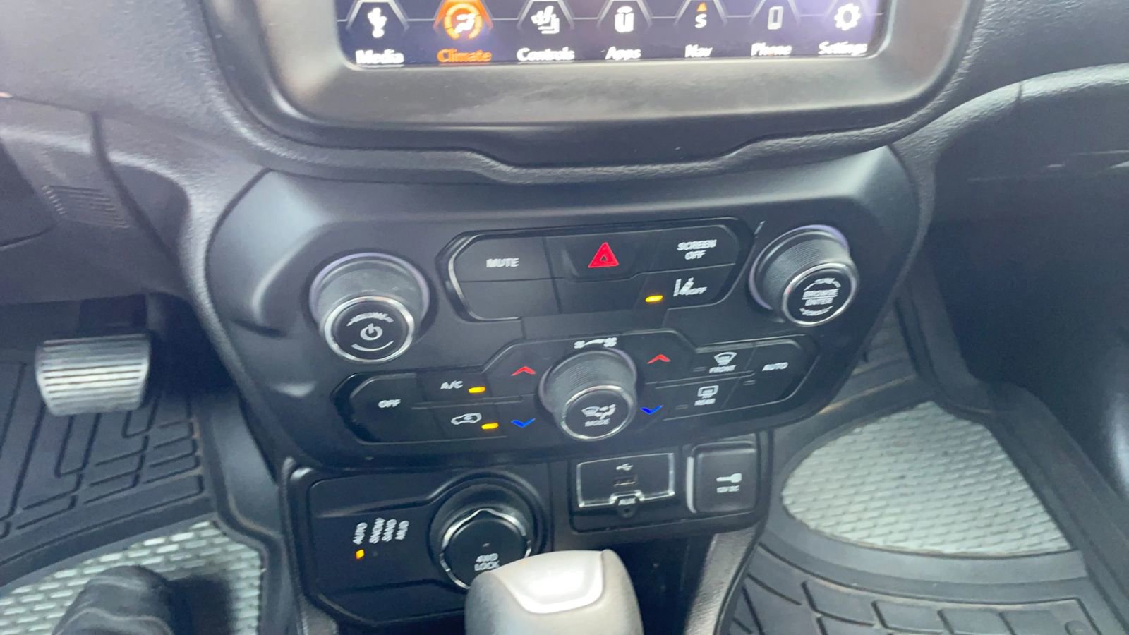 Used 2022 Jeep Renegade Latitude AWD/4WD image 16