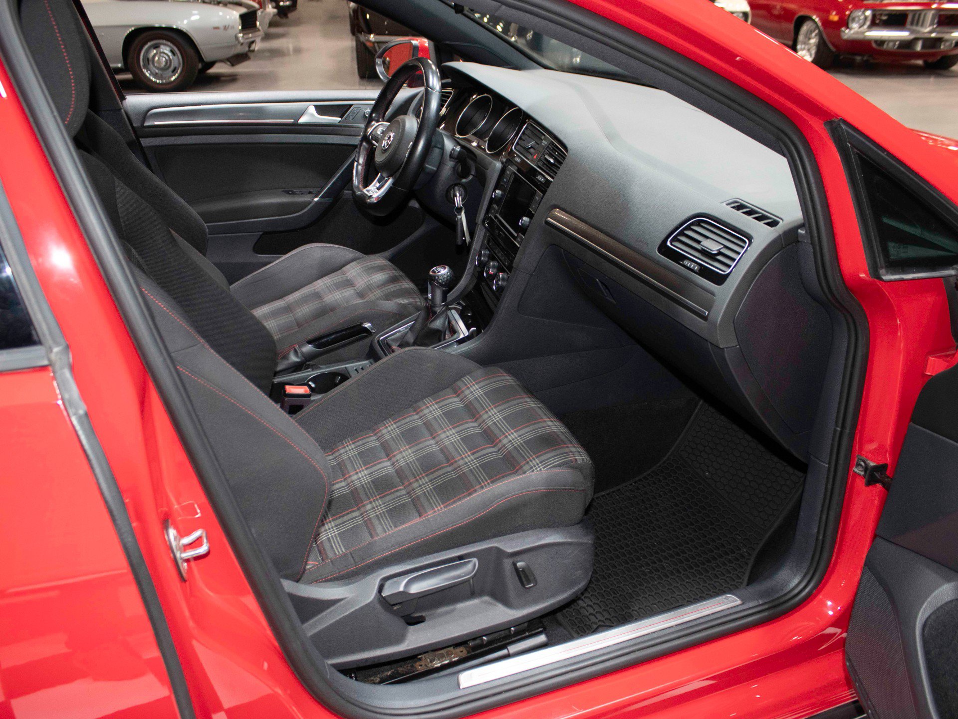 Used 2019 Volkswagen Golf 4-Door FWD image 25