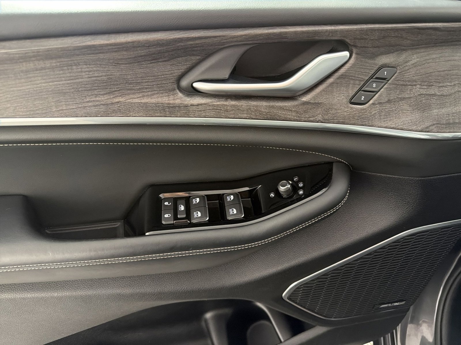 Used 2023 Jeep Grand Cherokee L Overland image 15