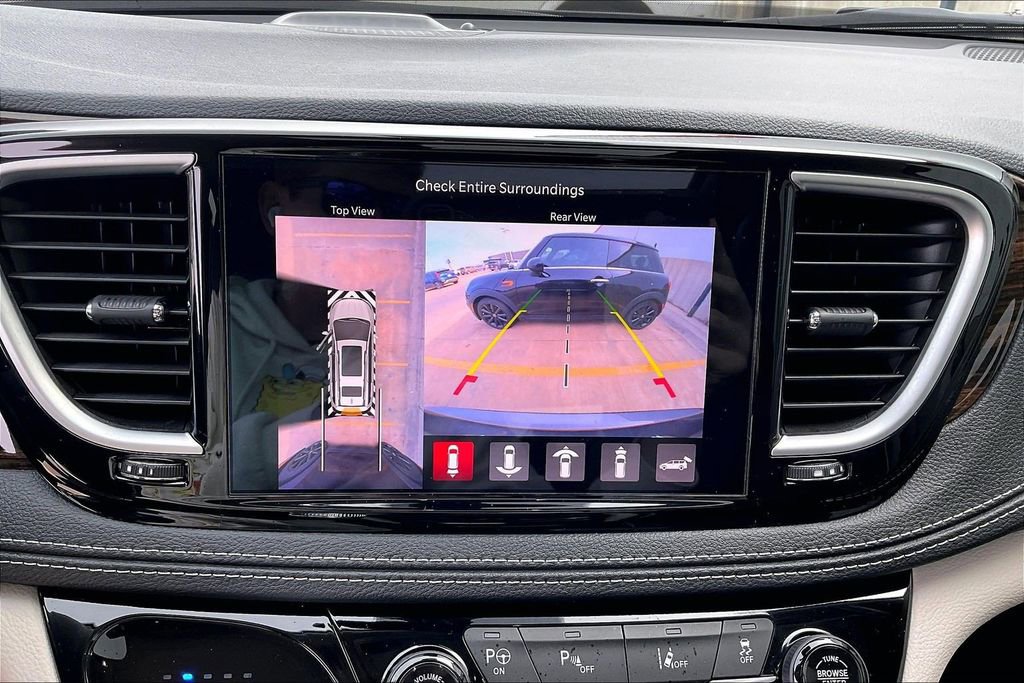 Used 2023 Chrysler Pacifica Limited image 21