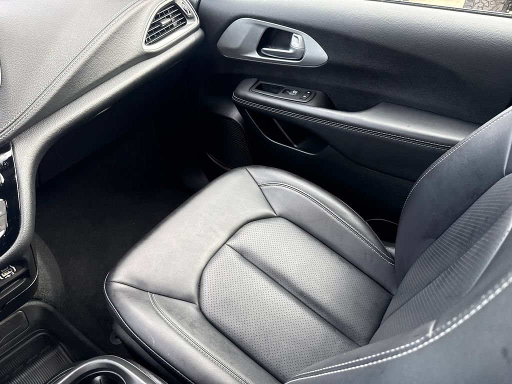 Used 2024 Chrysler Pacifica Limited FWD image 17