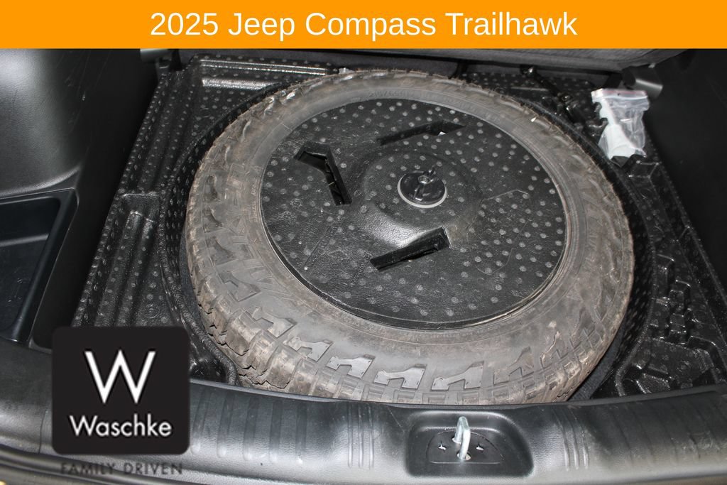 Used 2025 Jeep Compass Trailhawk w/ Trailhawk Convenience Group AWD/4WD image 22