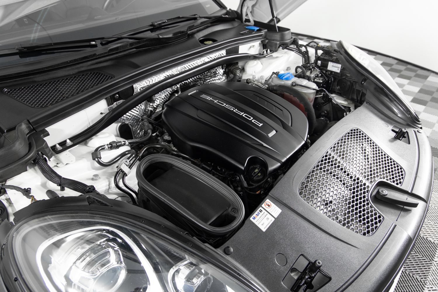Used 2018 Porsche Macan AWD/4WD image 40