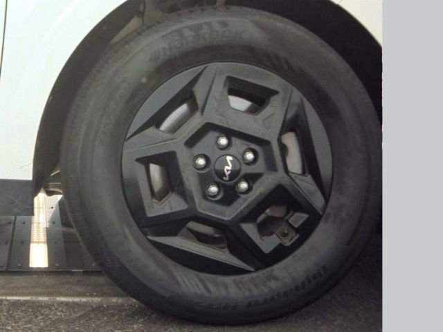 Used 2025 Kia Carnival FWD image 22