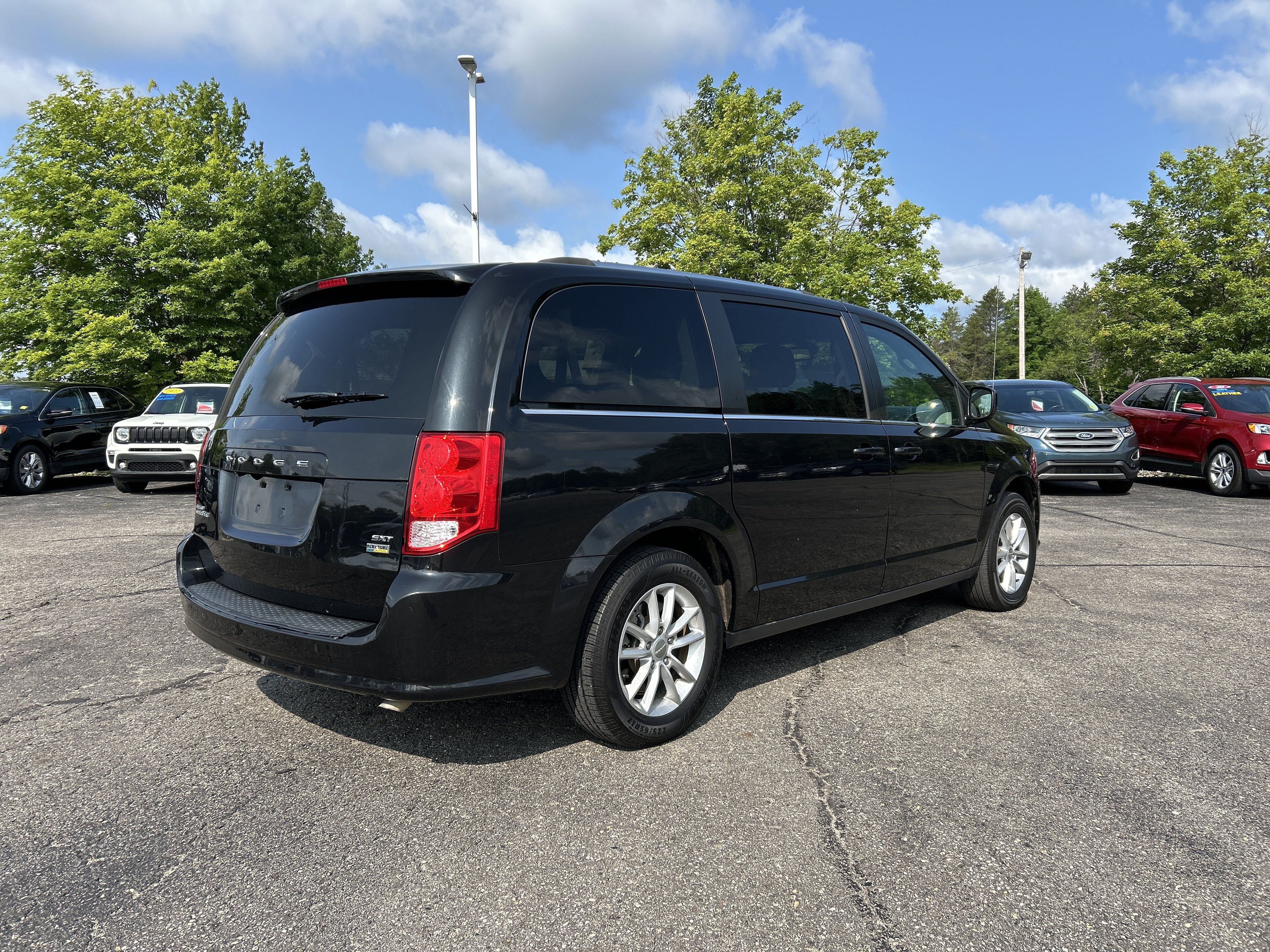 Used 2019 Dodge Grand Caravan SXT FWD image 3