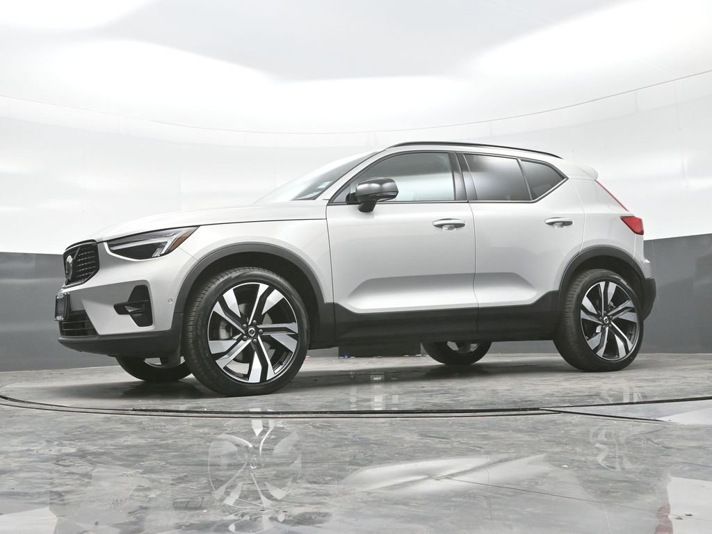 Used 2025 Volvo XC40 B5 Plus image 23