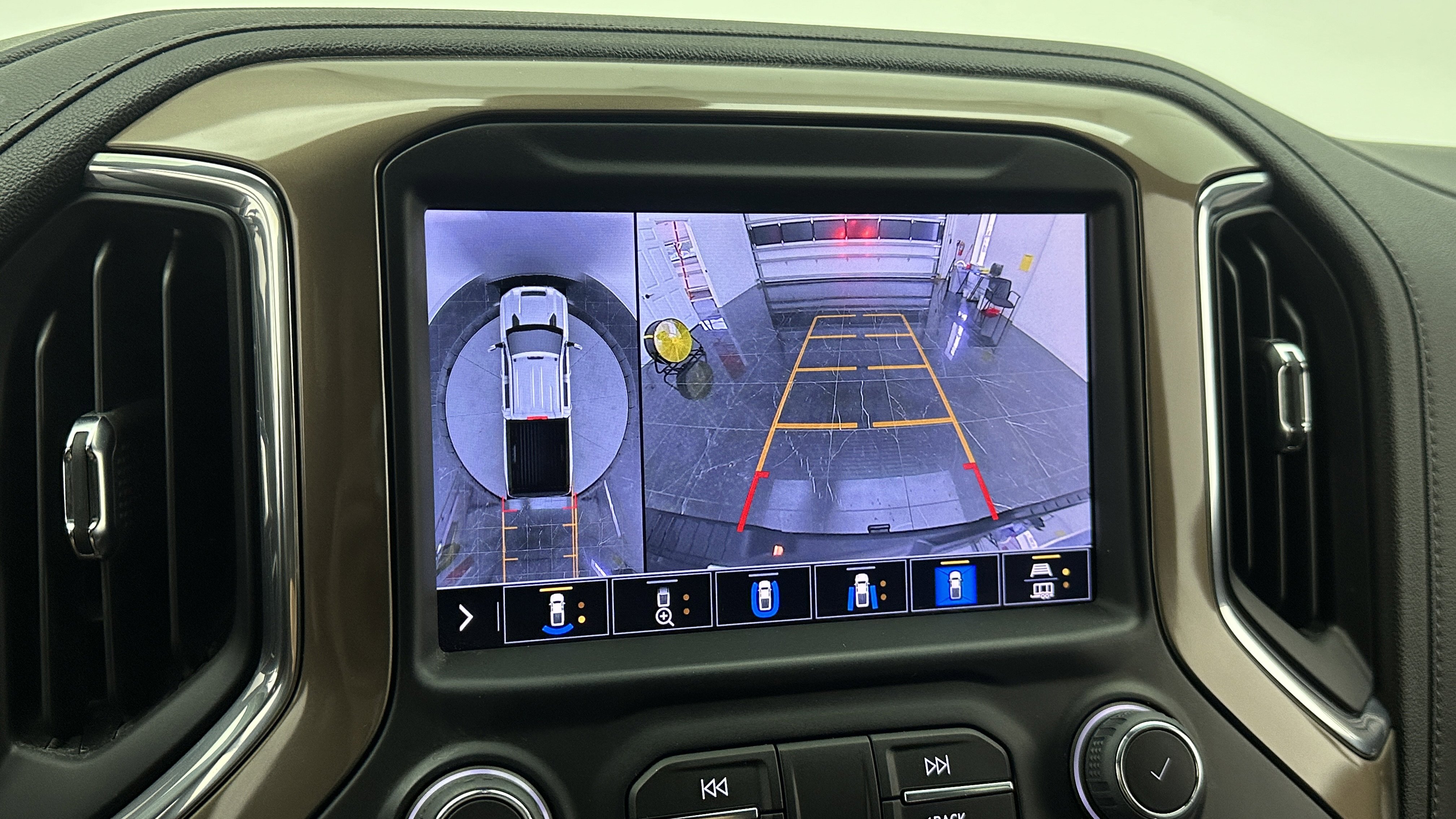 Used 2023 Chevrolet Silverado 2500 High Country w/ Z71 Off-Road Package image 12