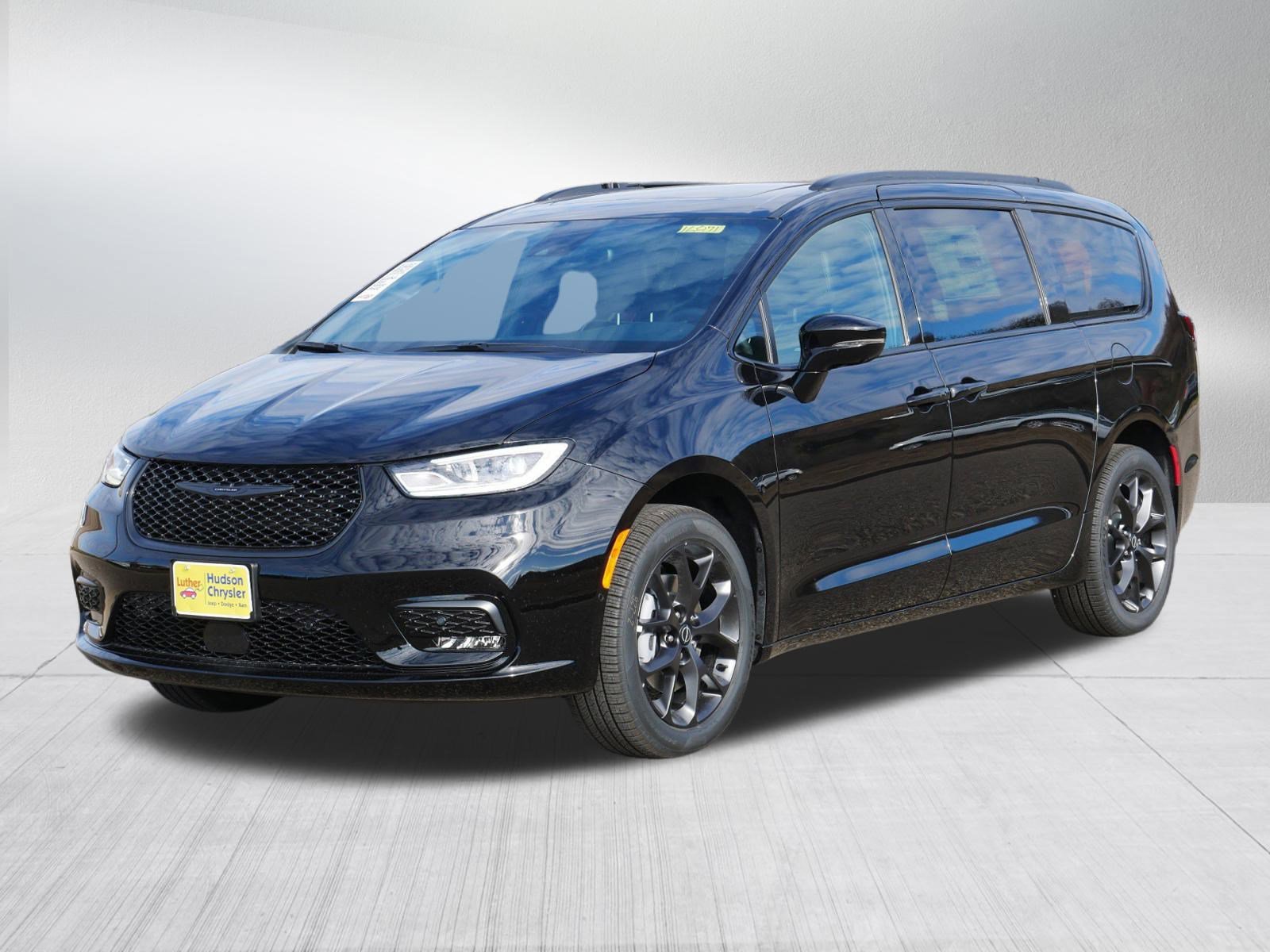 New 2026 Chrysler Pacifica Limited w/ S Appearance Package image 4